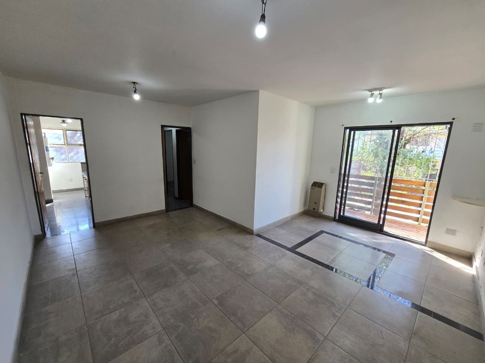 ALQUILER DE EXCELENTE DEPARTAMENTO 3 AMBIENTES SOBRE AVENIDA - BARRIO COCA COLA - MONTE GRANDE