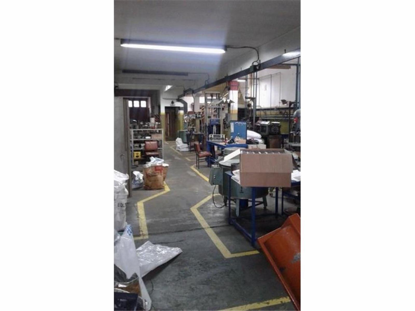 GALPÓN EN VENTA-CASEROS s/lote de  8x50 mts2.