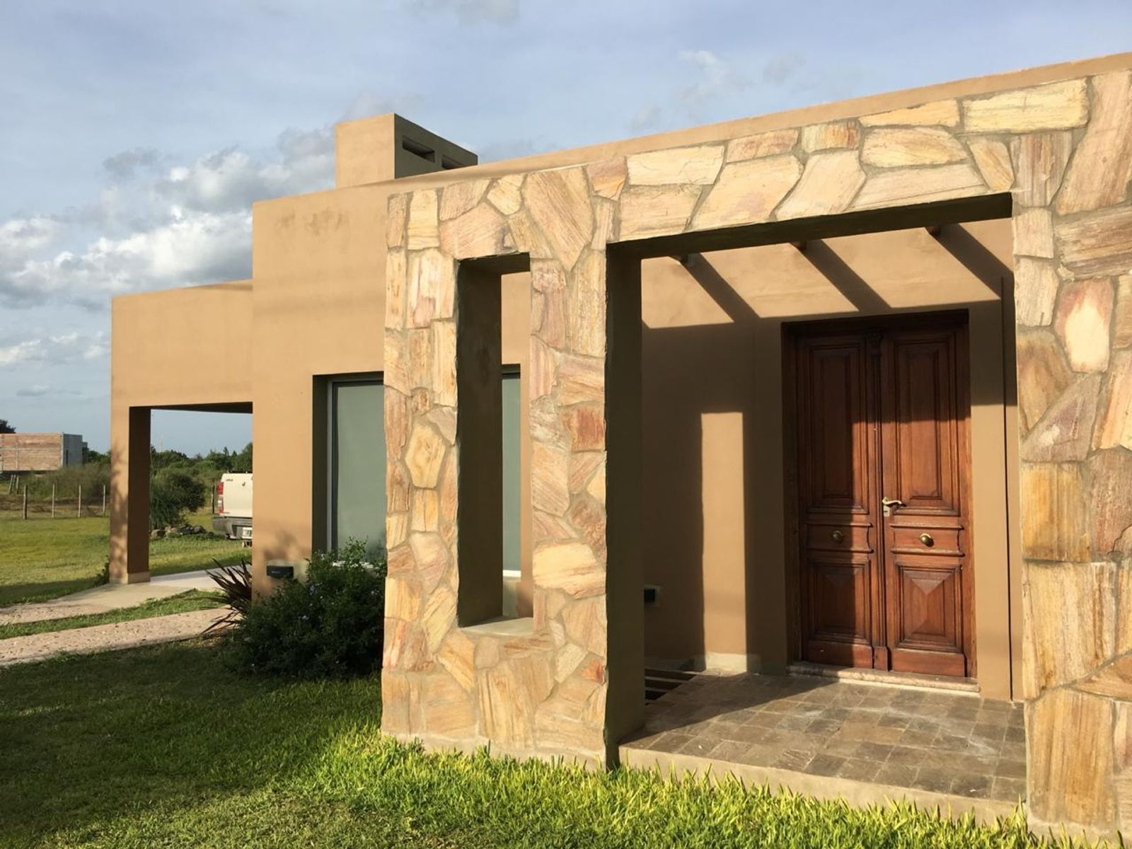 EXCELENTE PROPIEDAD CON PARQUE Y PISCINA EN VILLA DEL TOTORAL