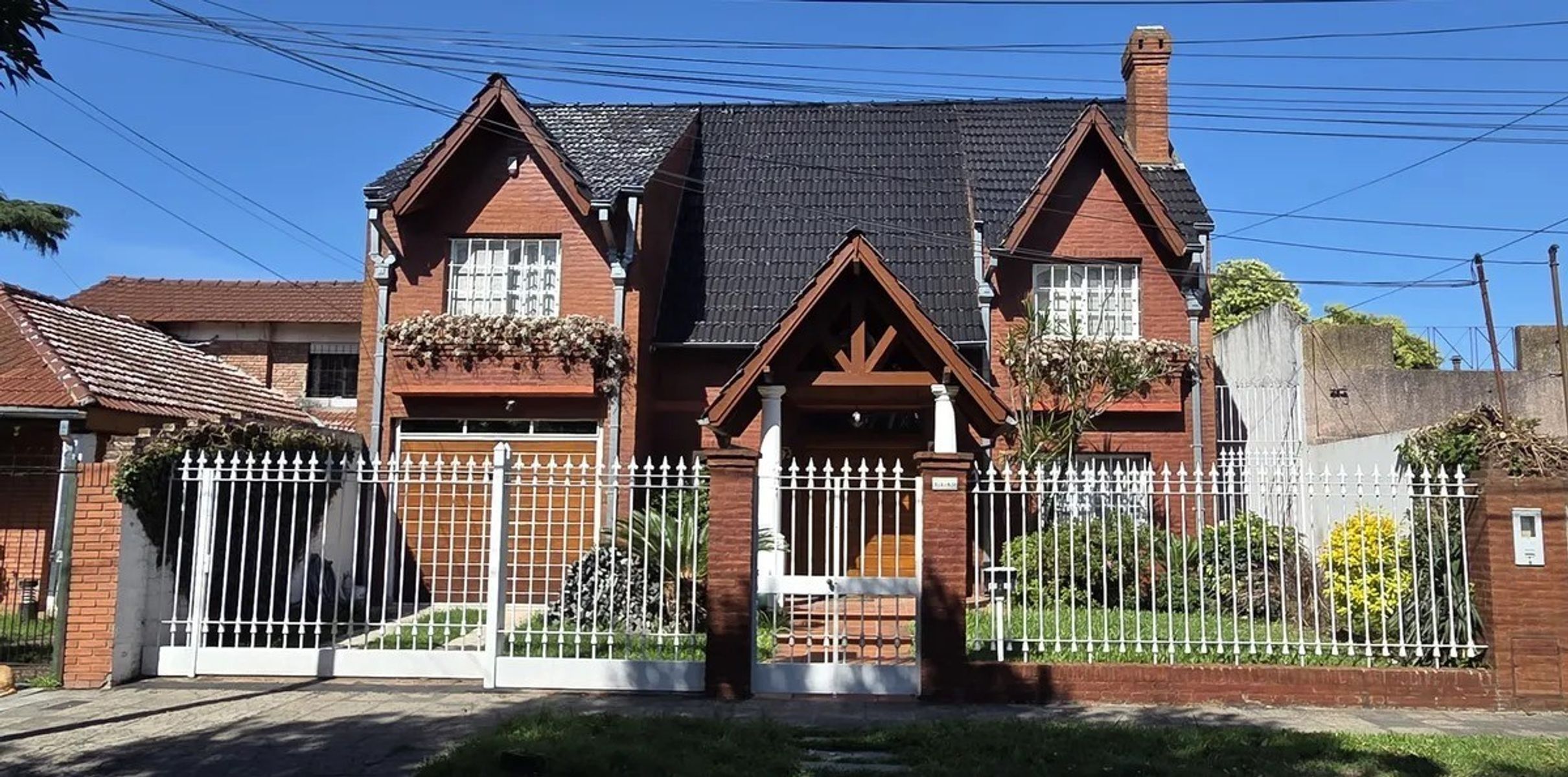VENTA - CHALET 6 AMBIENTES CON PATIO Y COCHERAS EL PALOMAR