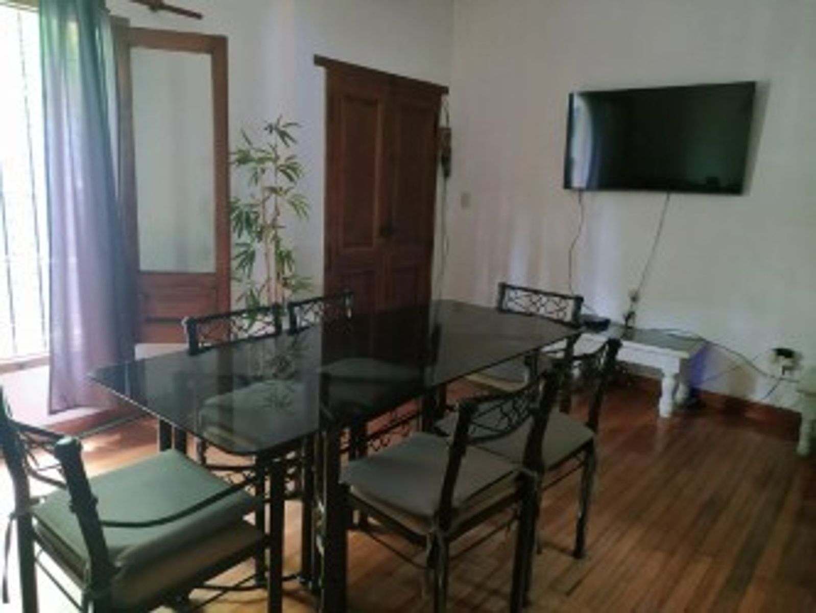 VENTA CASA 4 AMBIENTES CON PILETA Y COCHERA- EL PALOMAR