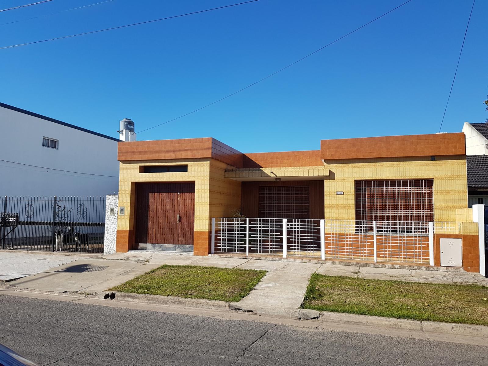 EXCELENTE CASA , MUY AMPLIA EN MORON SUR. CON POSIBILIDADES DE UN ANTICIPO Y FINANCIACION. RETASADA A DOLARES 118.000