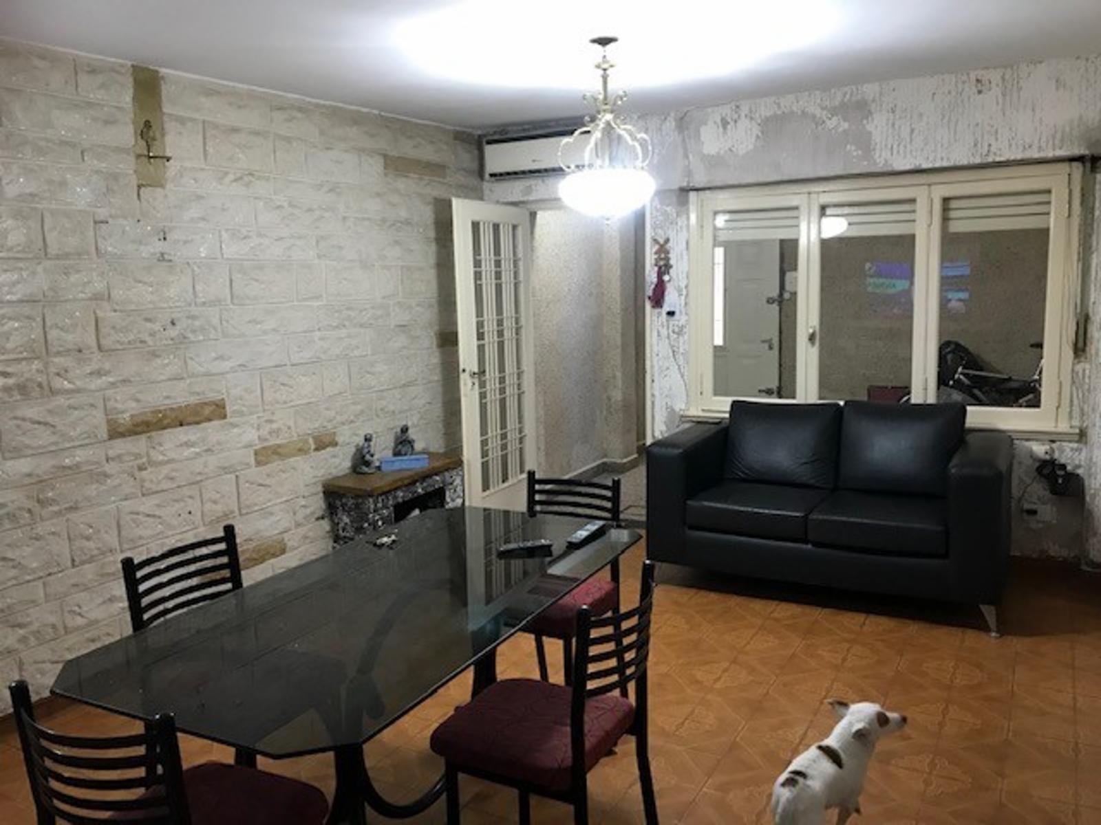 PH INTERNO DE 3 AMBIENTES CON PATIO SEMI CUBIERTO Y QUINCHO EN PLANTA ALTA
