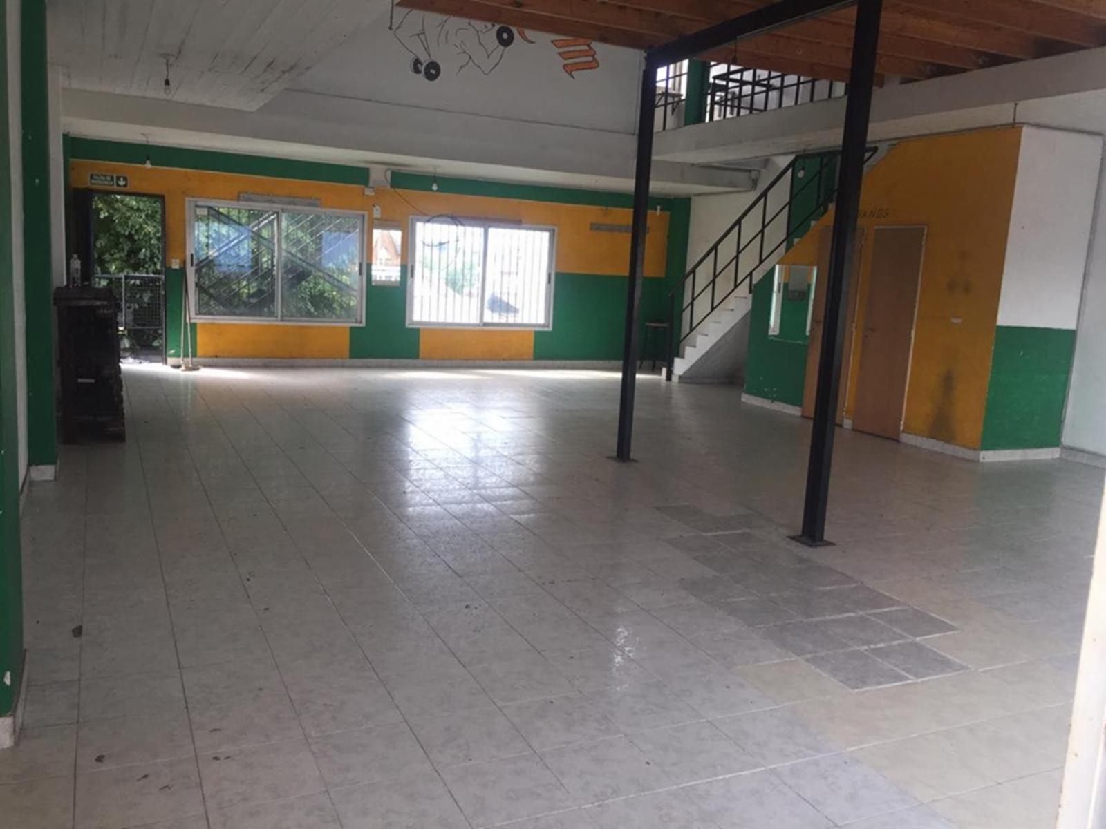 local comercial primer piso al frente en dos niveles con terraza propia