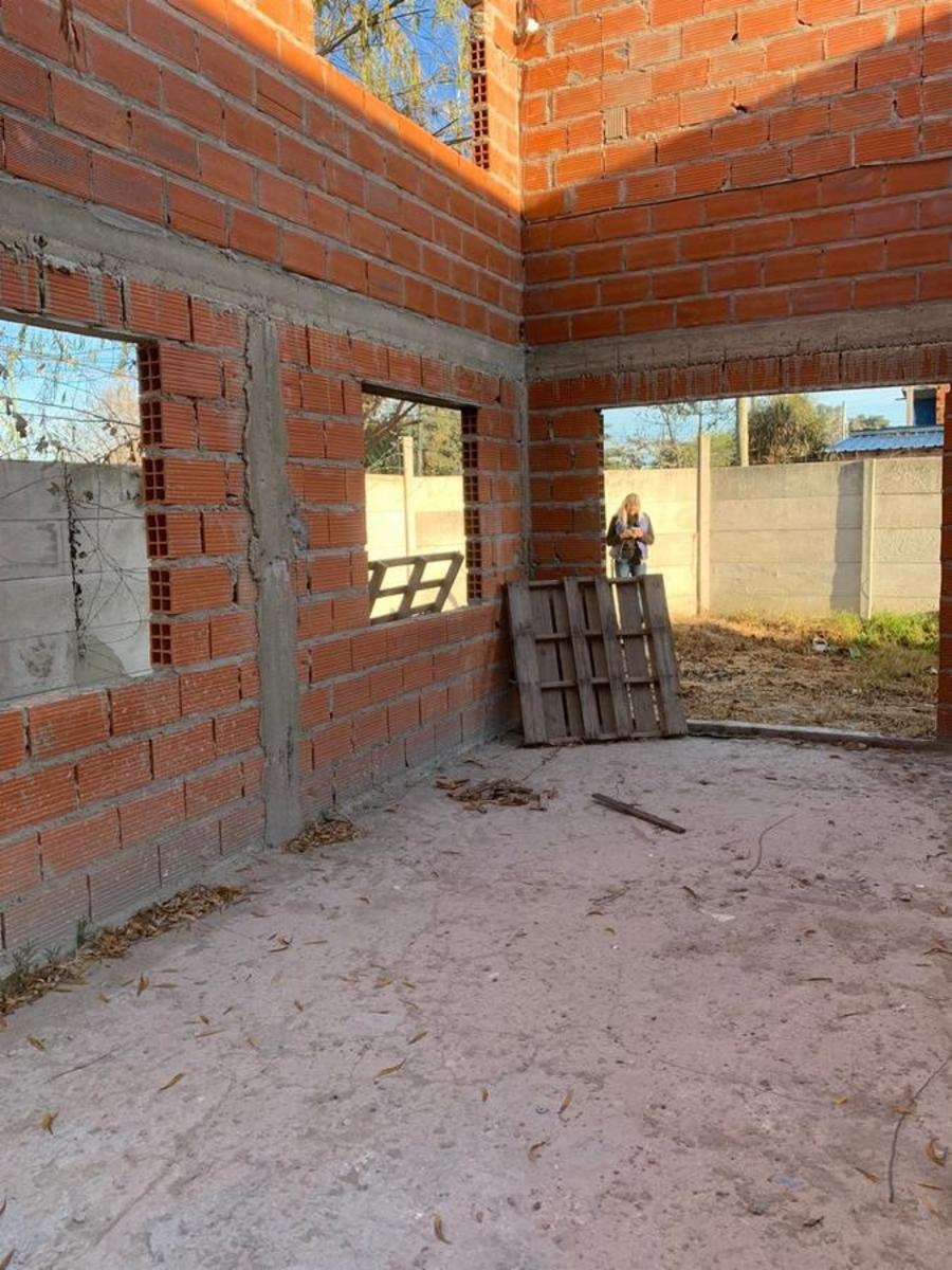 Lote en esquina  con entrada por ambos lados . Casa a terminar en Benavidez Barrio ElCano