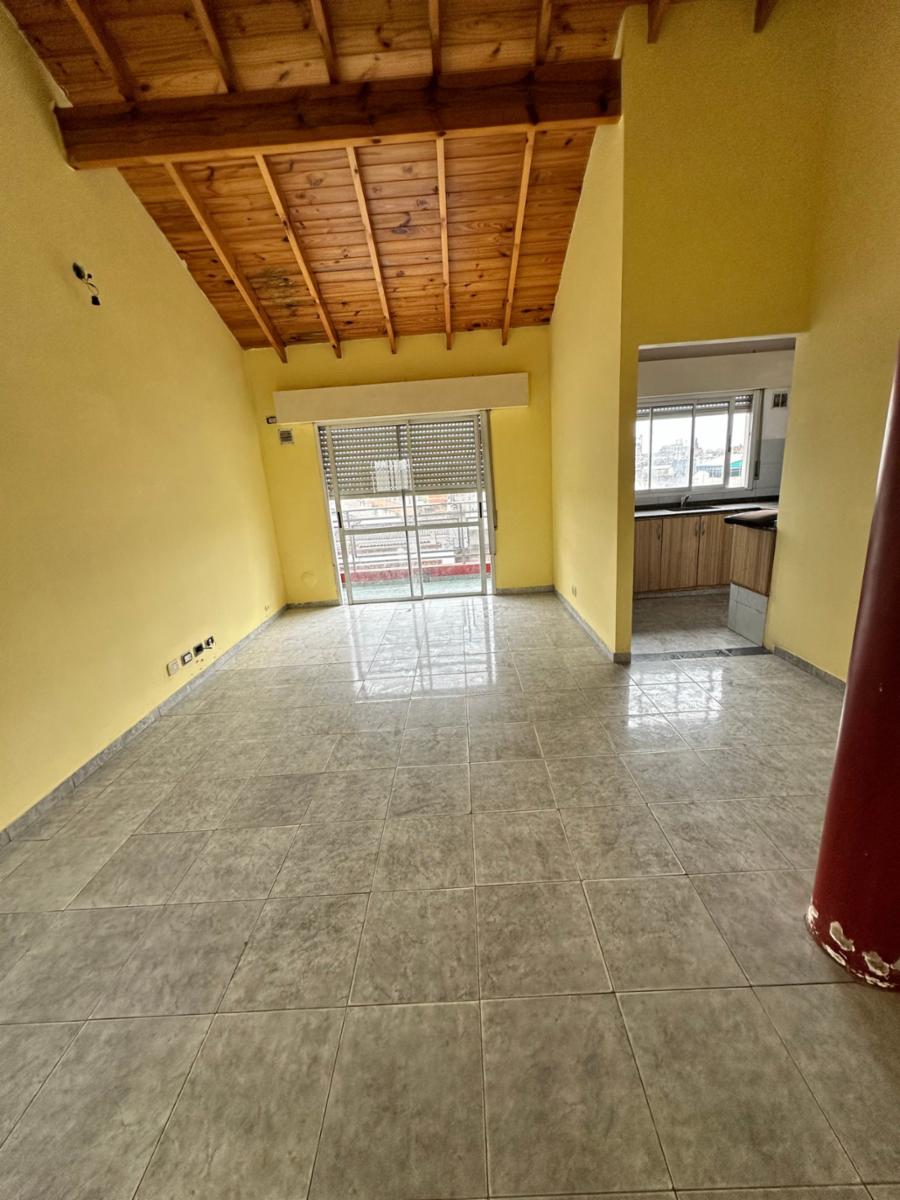 ALQUILER - DEPARTAMENTO 2 AMBIENTES -  AL FRENTE CON BALCÓN Y PATIO