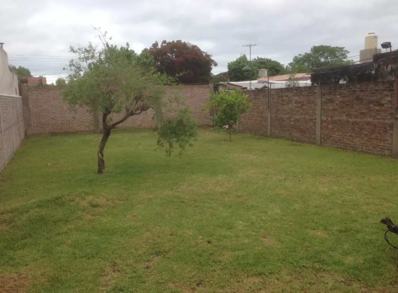 BURZACO: HERMOSO LOTE EN EXCELENTE ESTADO .TODOS LOS SERVICIOS. C/ ESCRITURA*APTO CREDITO*