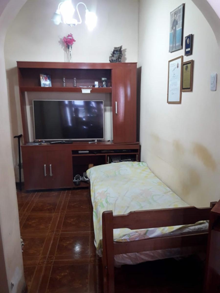 2 casas de 3 AMB Cada una a unas 15 cuadras de la estación de Merlo lado sur.