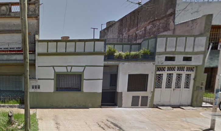 Galpón interno con garage y entrada por pasillo de 93 m2 totales.