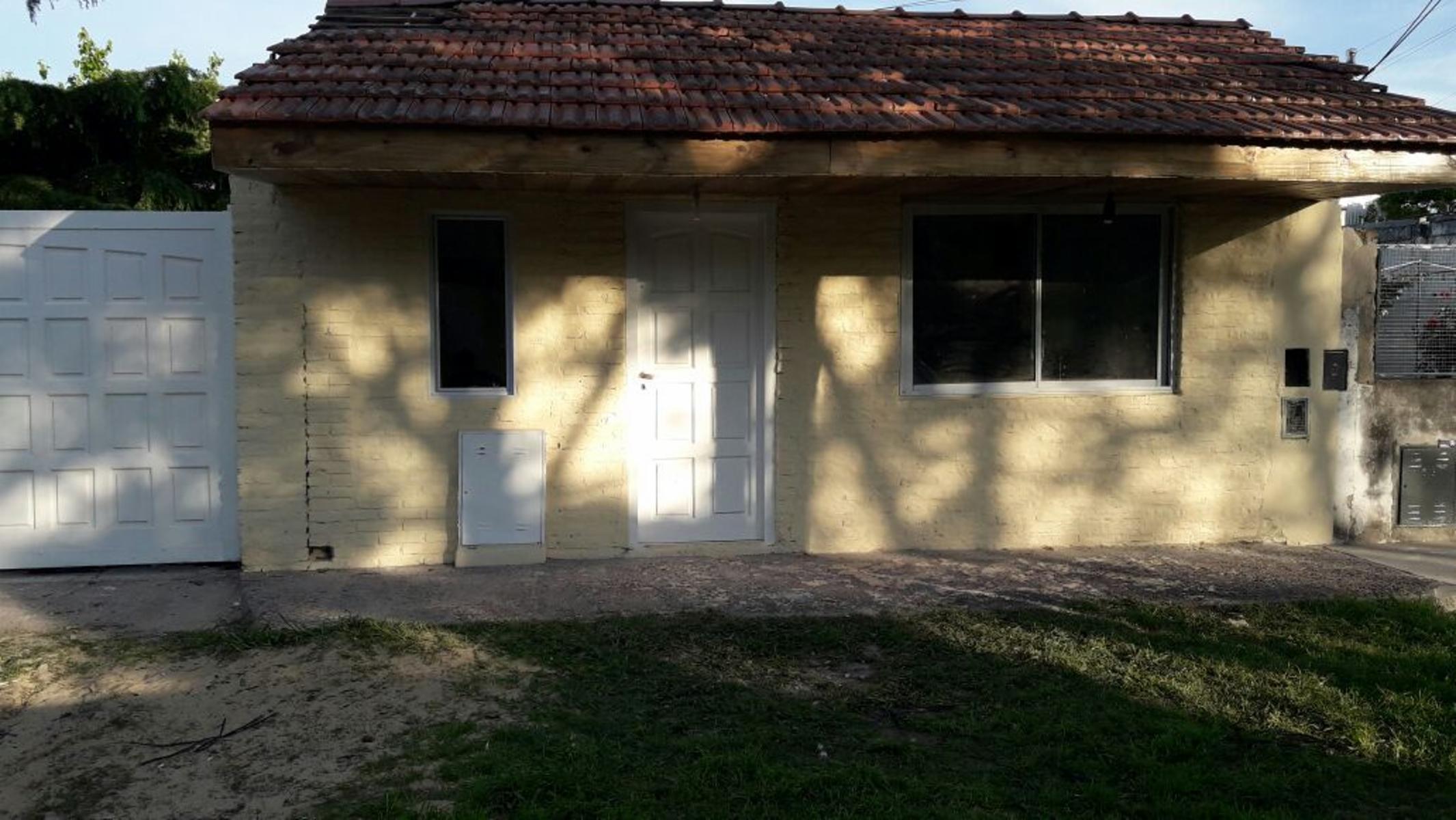 CASA 3 AMB A NUEVA A ESTRENAR, FRENTE A LA ESTACIÓN FFCC URQUIZA