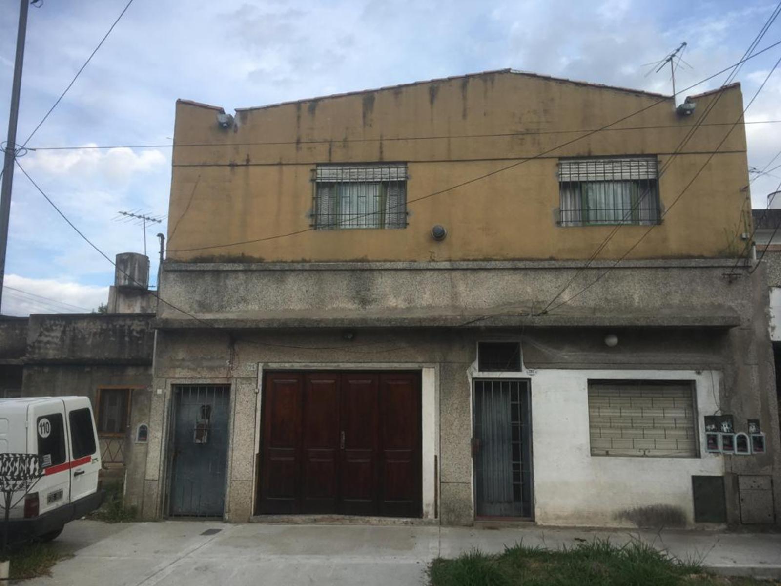 Jose Leon Suarez. San Martin y Saenz Peña . Ph planta alta de  4 ambientes, 3 dormitorios, living, cocina-comedor, baño, con cochera lavadero, patio