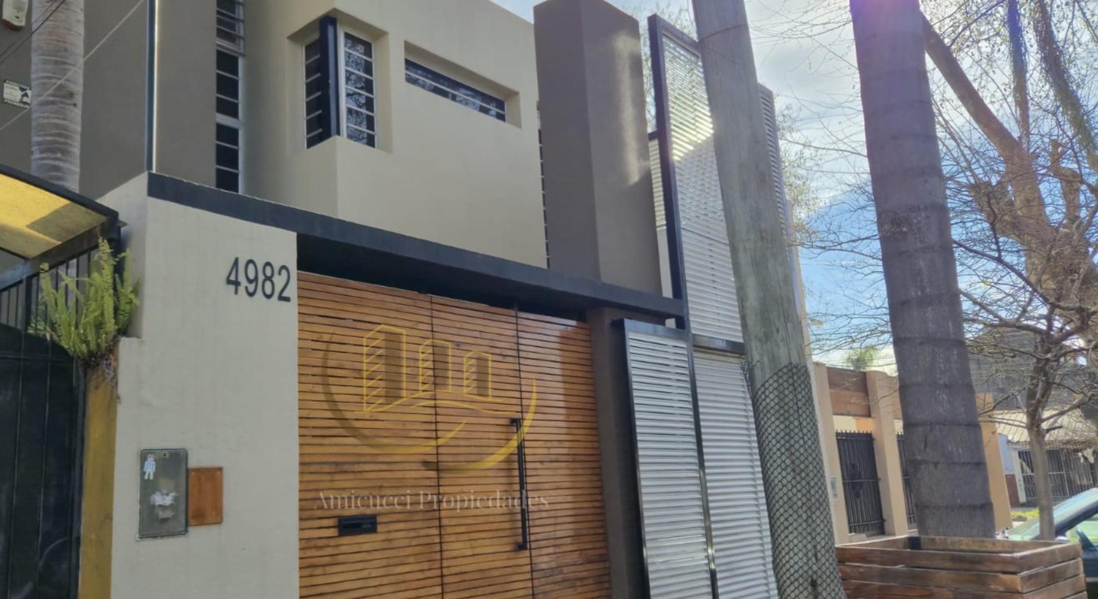 Casa En Venta En Villa Ballester Con Pileta Y Jardín