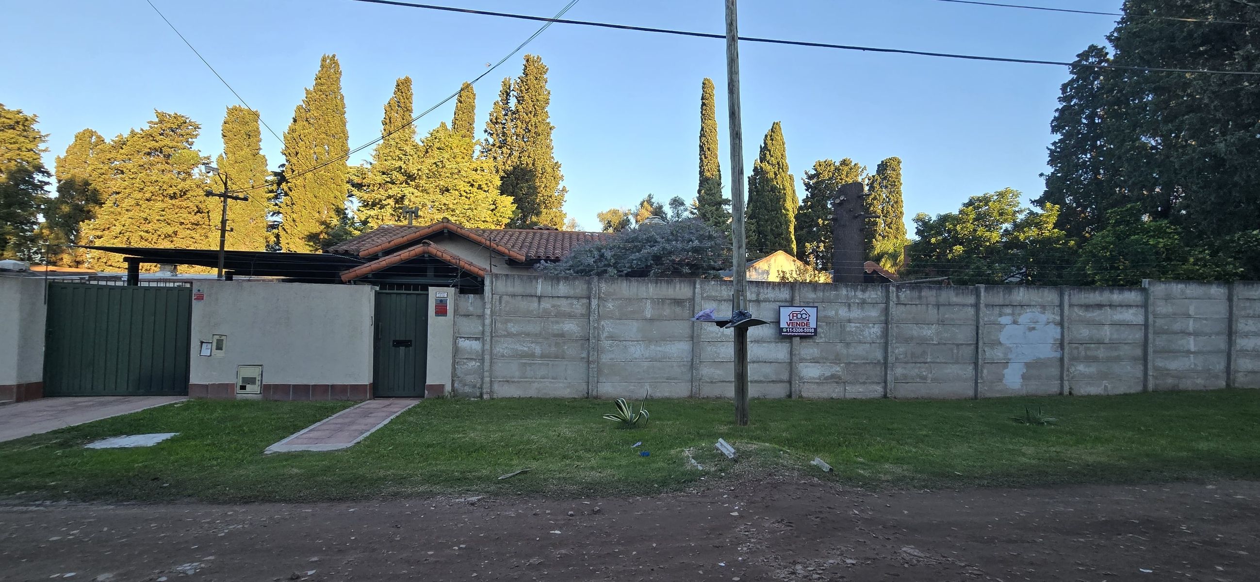 VENTA DE HERMOSO CHALET COLONIAL 4 AMBIENTES CON PARQUE,PISCINA,YCOCHERA. TIPO CASA QUINTA. MONTE GRANDE.