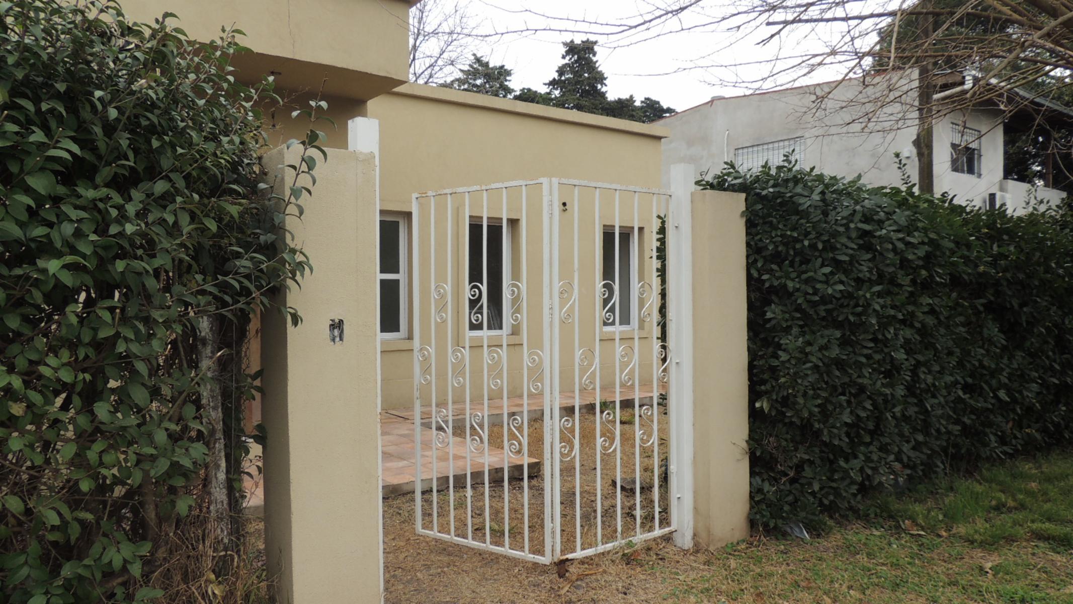SE VENDE CASA EN PQUE. LELOIR / UDAONDO A ESTRENAR, EN EXCELENTE LOTE DE 525 M².