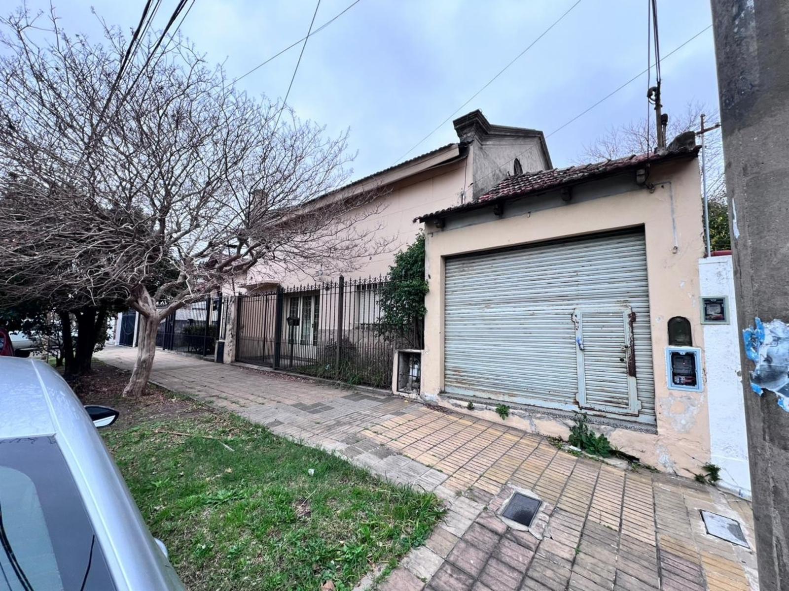 Venta Casa 3 ambientes Ramos Mejia fondo pileta y local