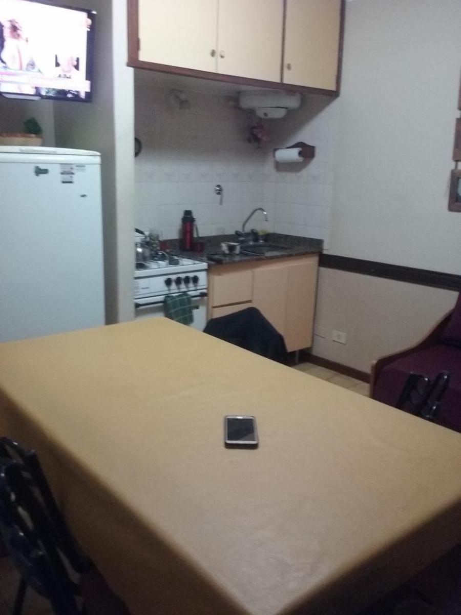 Departamento dos ambientes al frente se escuchan ofertas