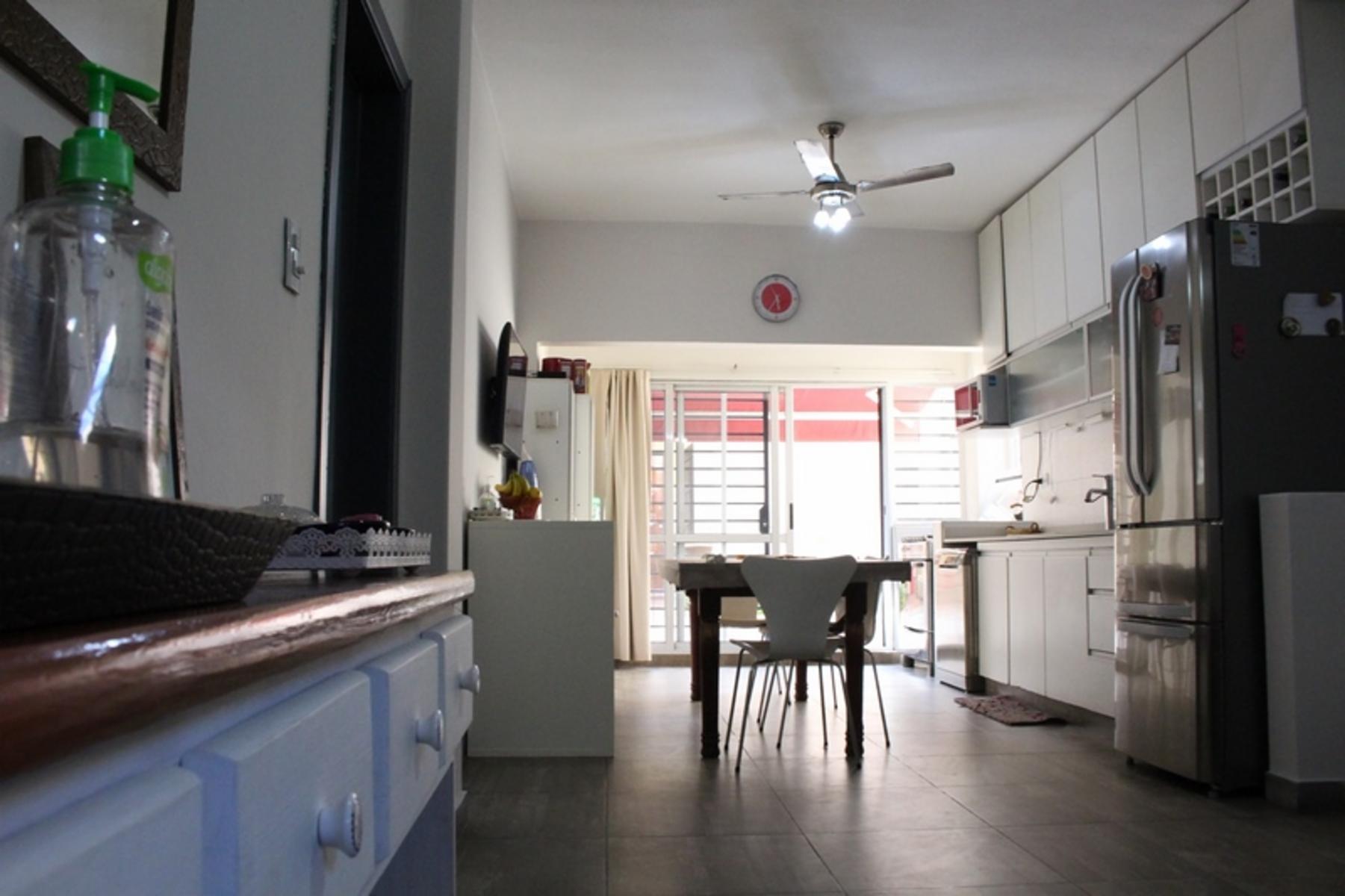 CASA AMERICANA EN UNA PLANTA CON DEPTO DE 3 AMB. CONTRAFRENTE