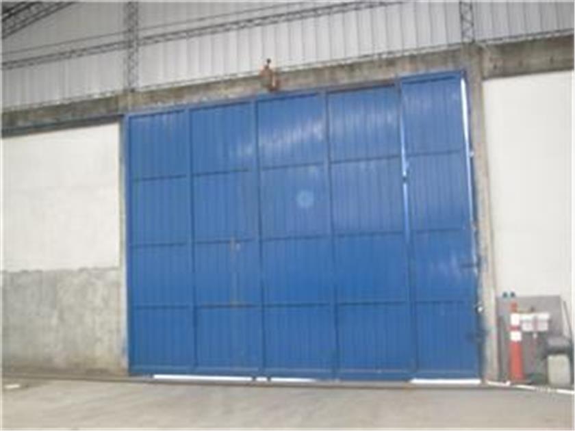 Excelente deposito de 800m2 cubiertos sobre lote 20x30/40 
Entrada de camión 5x5 mts. 
Techo Parabólico 8mts alt. 
2 oficinas c/ baño 
Cocina 
zonif: industrial Dominante.