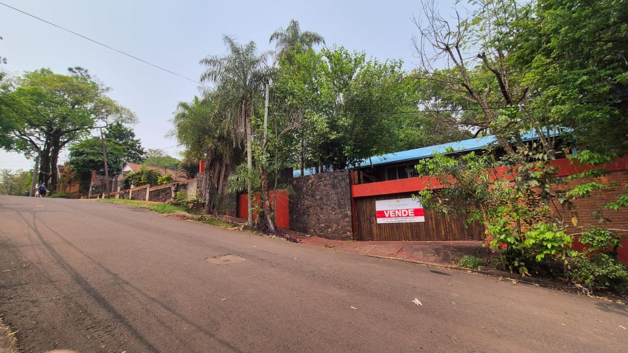 EXCLUSIVA CASA EN VENTA SOBRE CALLE BRASIL A PASOS DE LA COSTANERA DE LA CIUDAD.-
