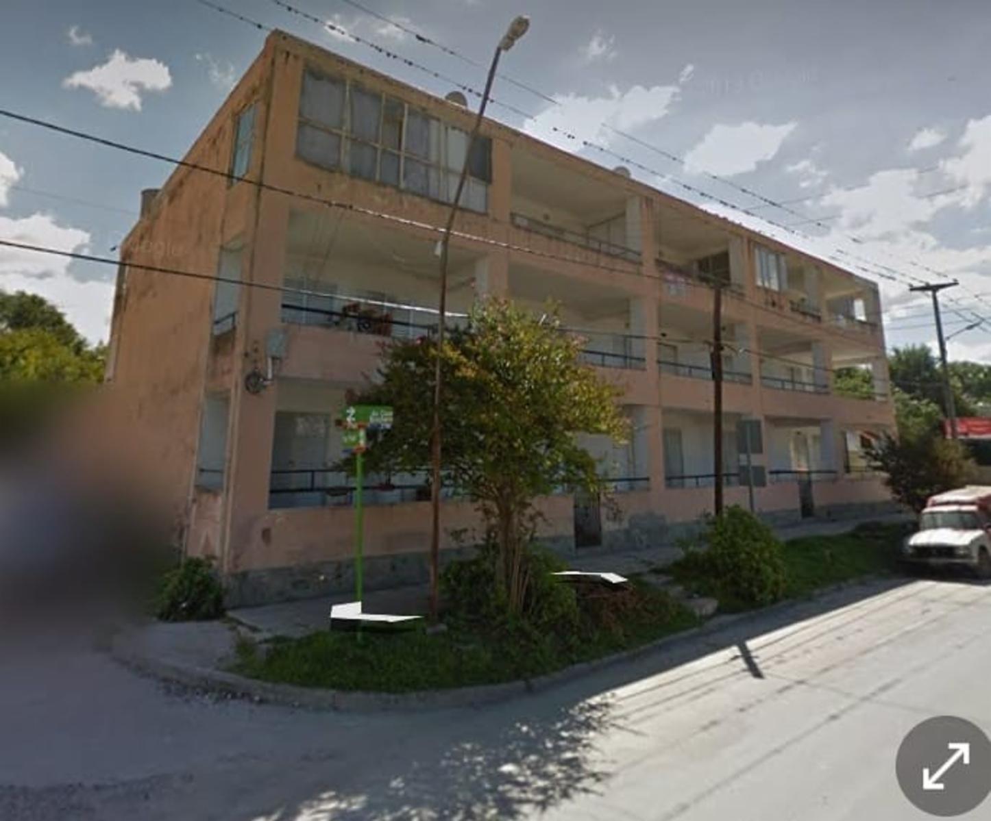 Dpto. en San Antonio de Arredondo, ubicado frente a la ruta, en pleno centro comercial, con todas las comodidades,  balcon con vista a las montañas, cochera propia.. ESCRITURA----