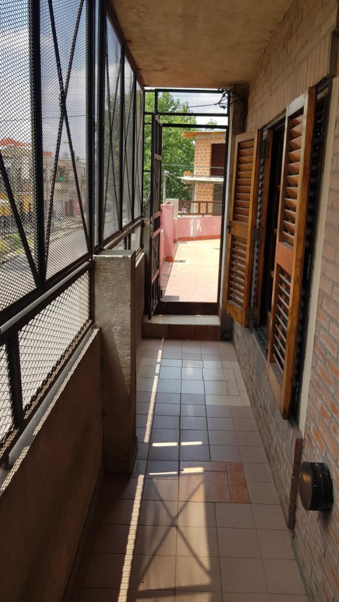 EDIFICIO MULTIFAMILIAR EN IMPORTANTE ESQUINA DE ZONA COMERCIAL,  CON 3 VIVIENDAS EN PLANTA ALTA Y 2 LOCALES CON BAÑO EN PLANTA BAJA.