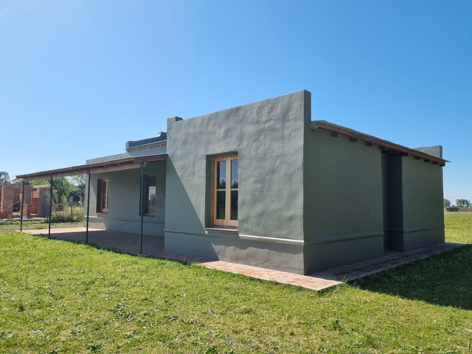 Excelente Propiedad estilo campo, sobre un lote de 40 mts x 95mts. Zona de Chacras, muy arbolada. A 180 km de Caba