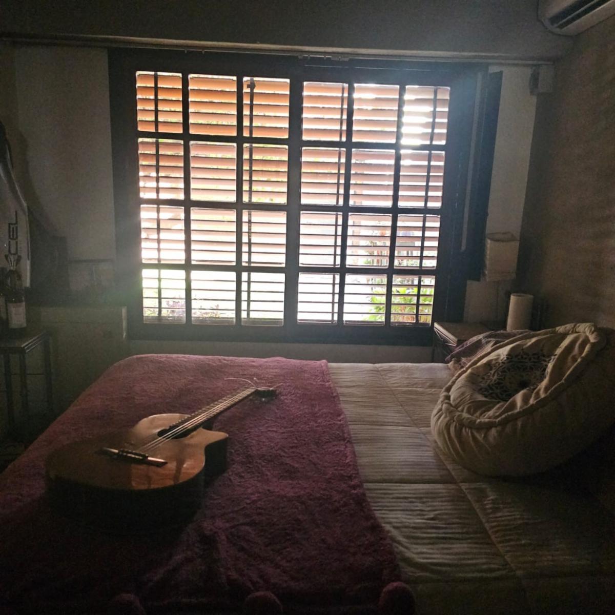 Excelente chalet de 4 amplios ambientes sobre lote de 12,99 x 51, congarage cubierto para 3 autos, galeria con parrilla, fondo y quincho.Excelente estado. APTO CREDITO