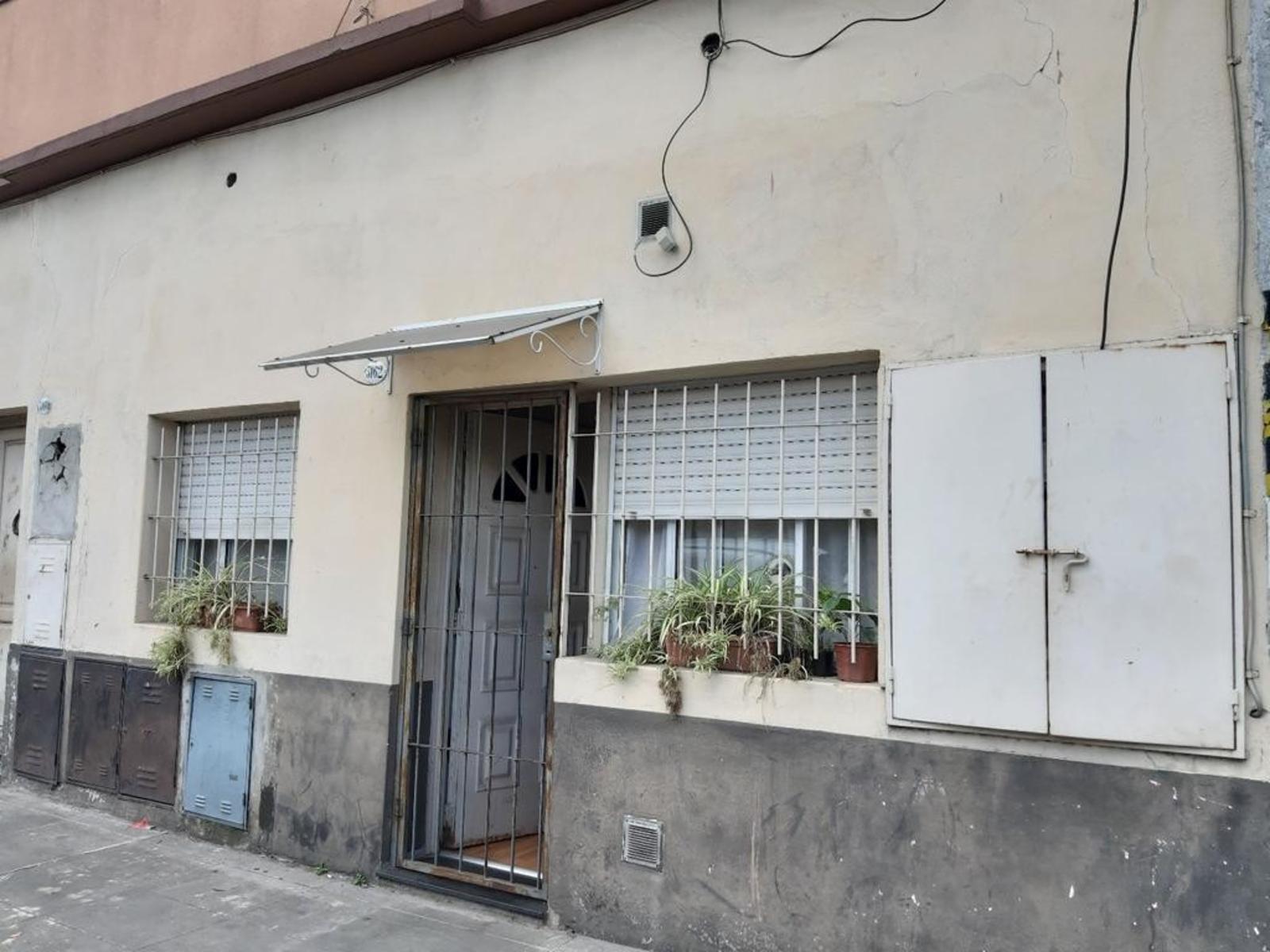 EXCELENTE PH DE 2 AMBIENTES AL FRENTE UBICADO A 50 METROS DE AVENIDA JUAN MANUEL DE ROSAS