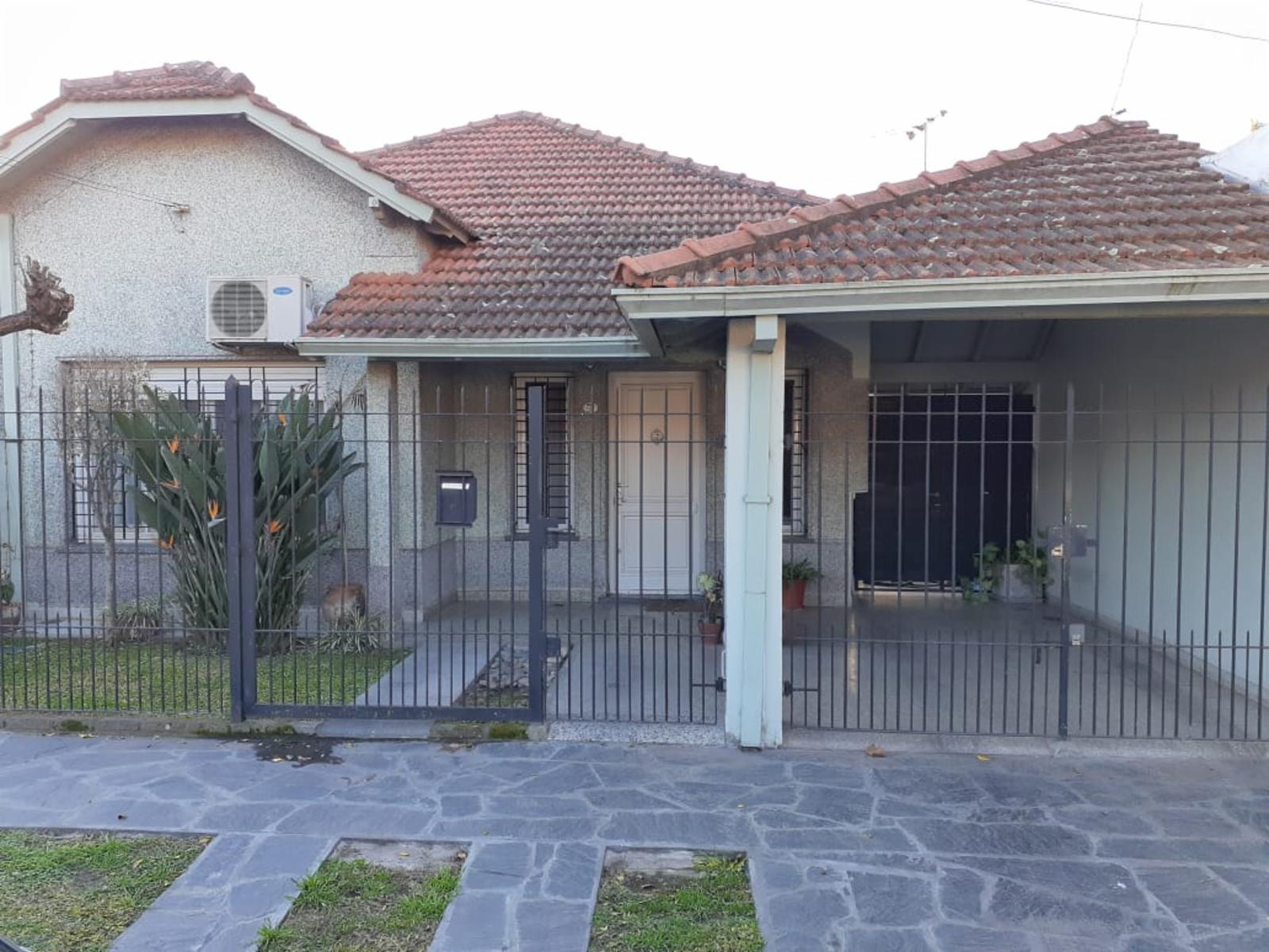 casa 3 amb con cochera y fondo en Quilmes cerca de parque de la cerveceria