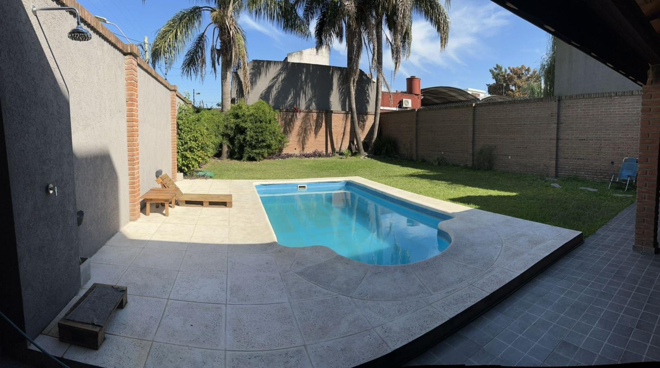 Villa Sarmiento Venta Casa 5 Ambientes con Fondo y Piscina