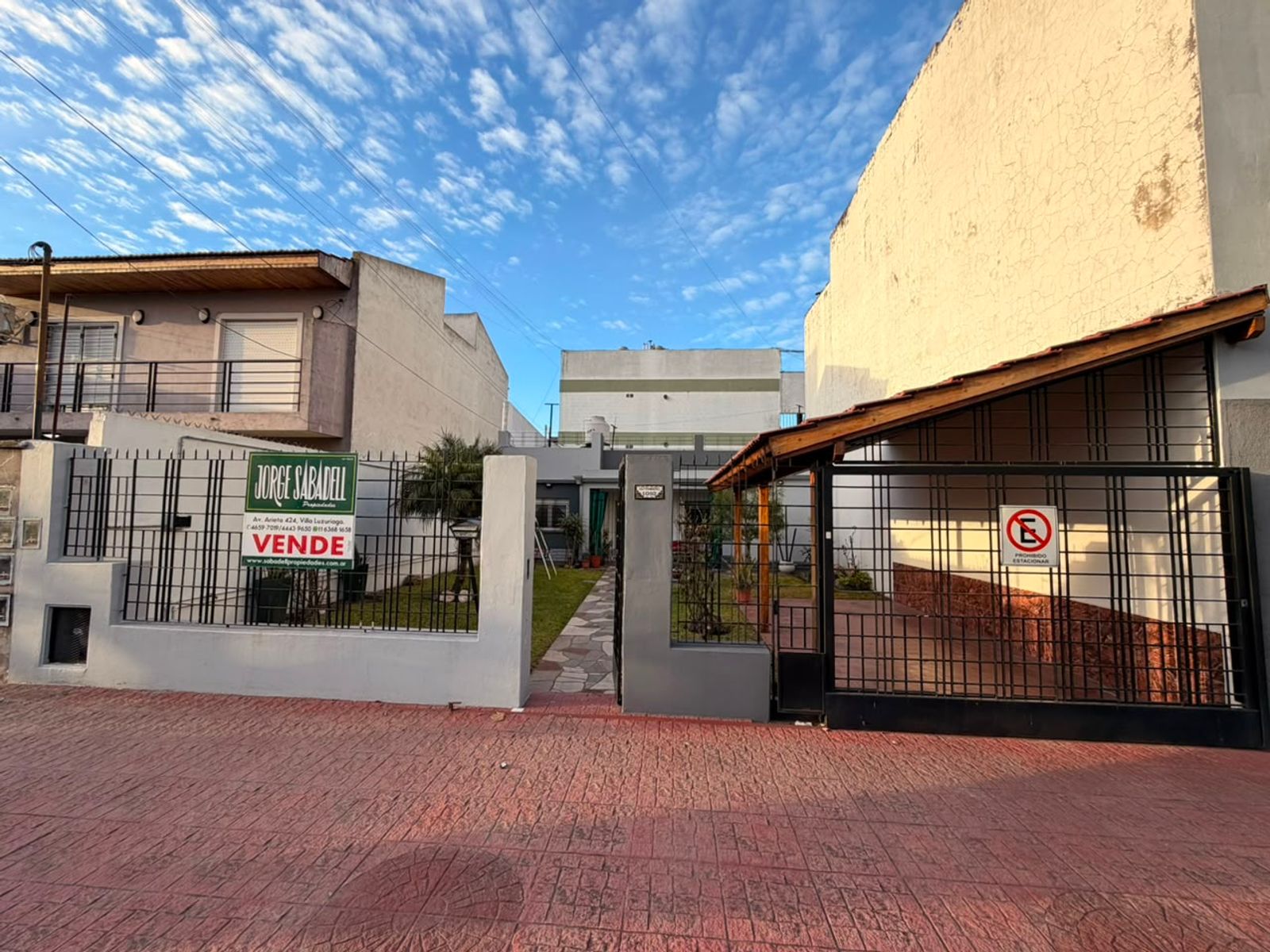 CASA AMERICANA 3 AMBIENTES CON AMPLIO JARDIN AL FRENTE, COCHERA CUBIERTA, PATIO Y TERRAZA