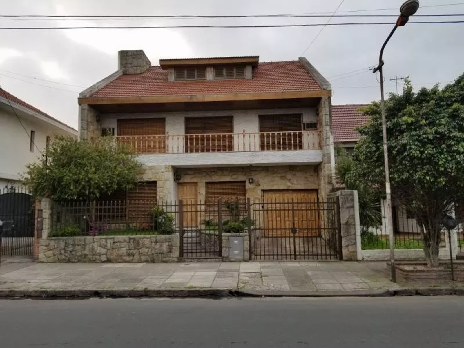 Excelente chalet de 4 amb con pileta