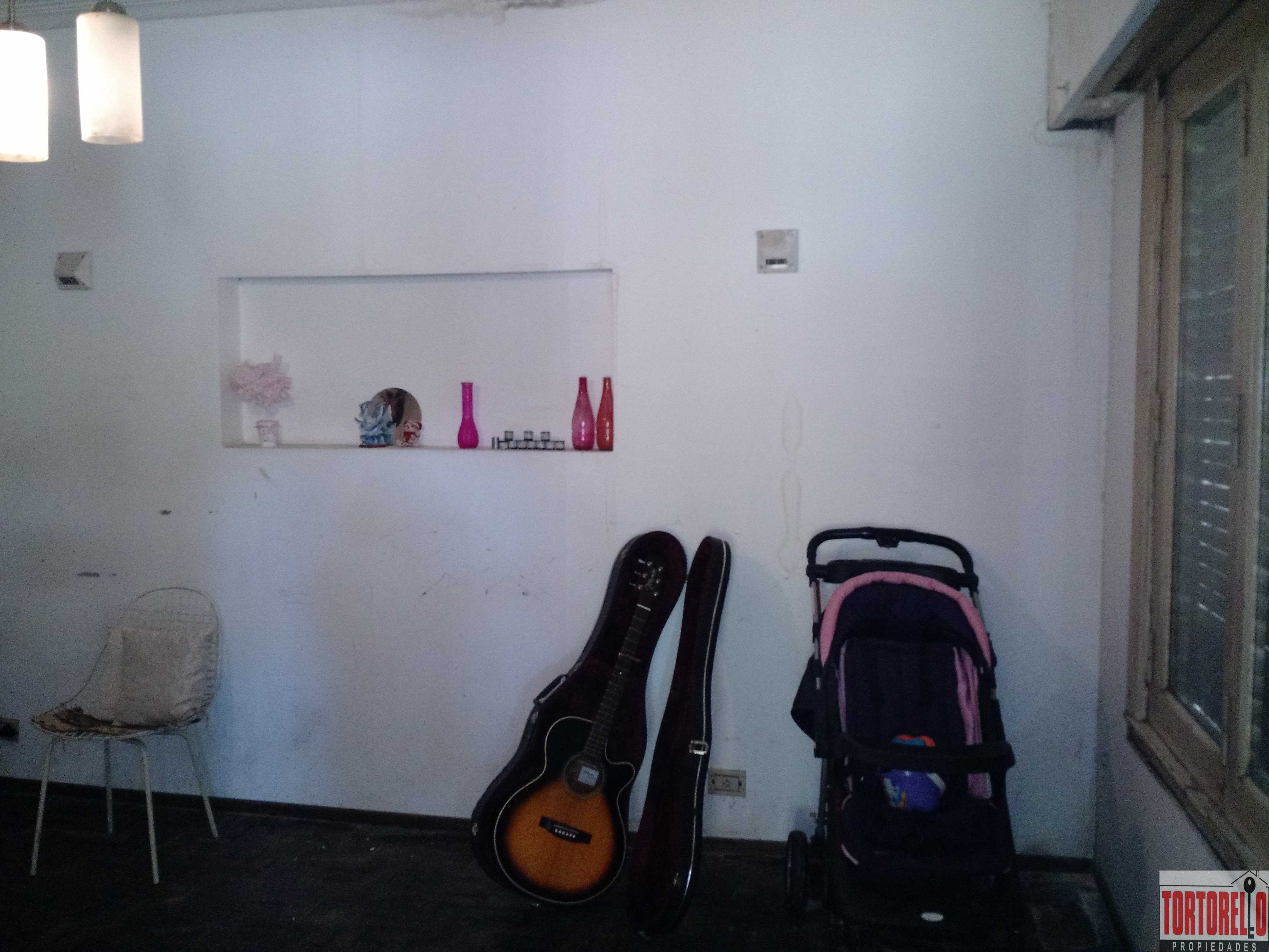 Chalet en venta en esquina, 4 ambientes, Ituzaingo Norte, cercana a la estacion de San Antonio de Padua.-
