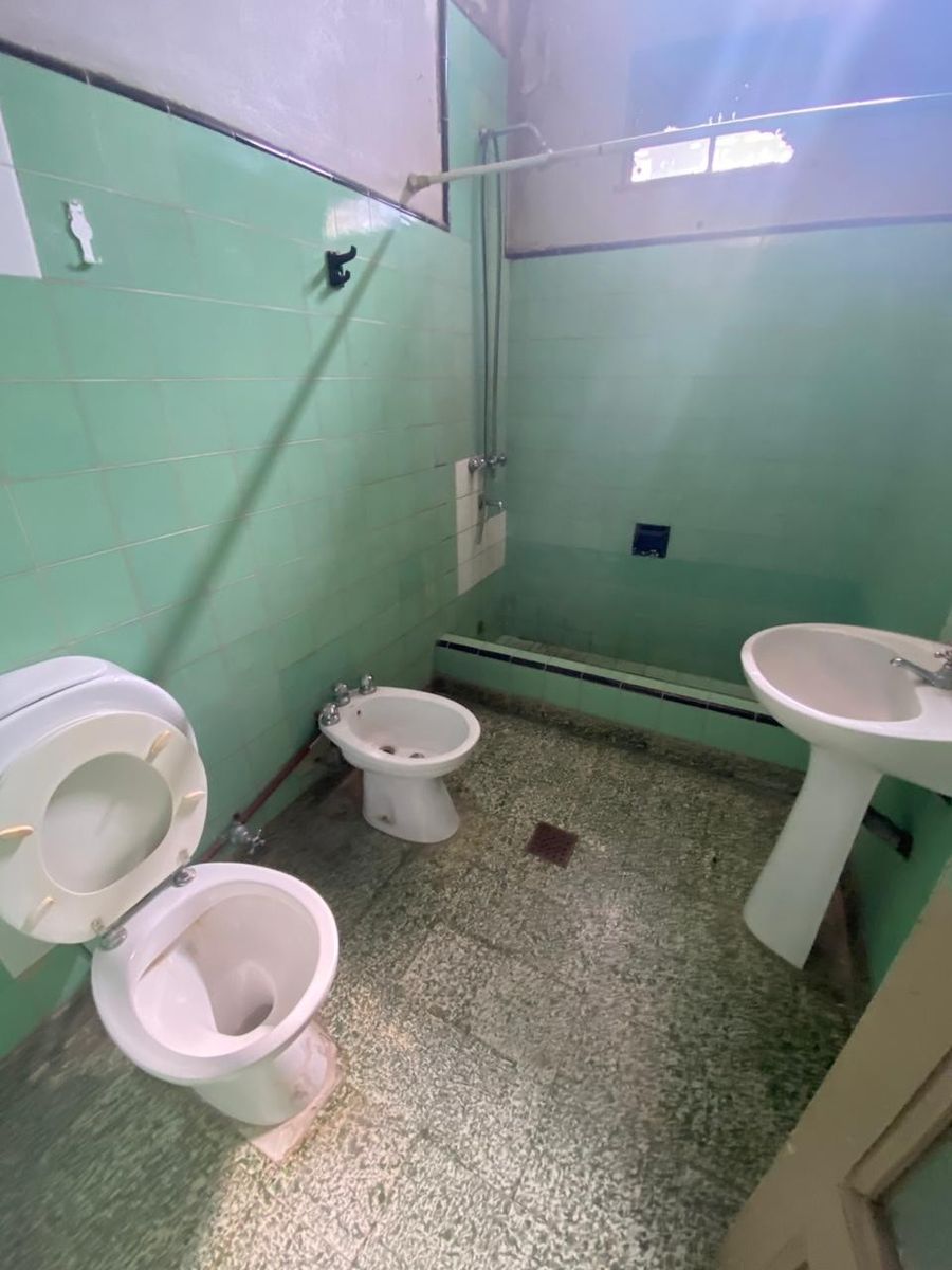 TAFI VIEJO-CASA 2 DORMITORIOS C/DPTO INTERNO A RECICLAR