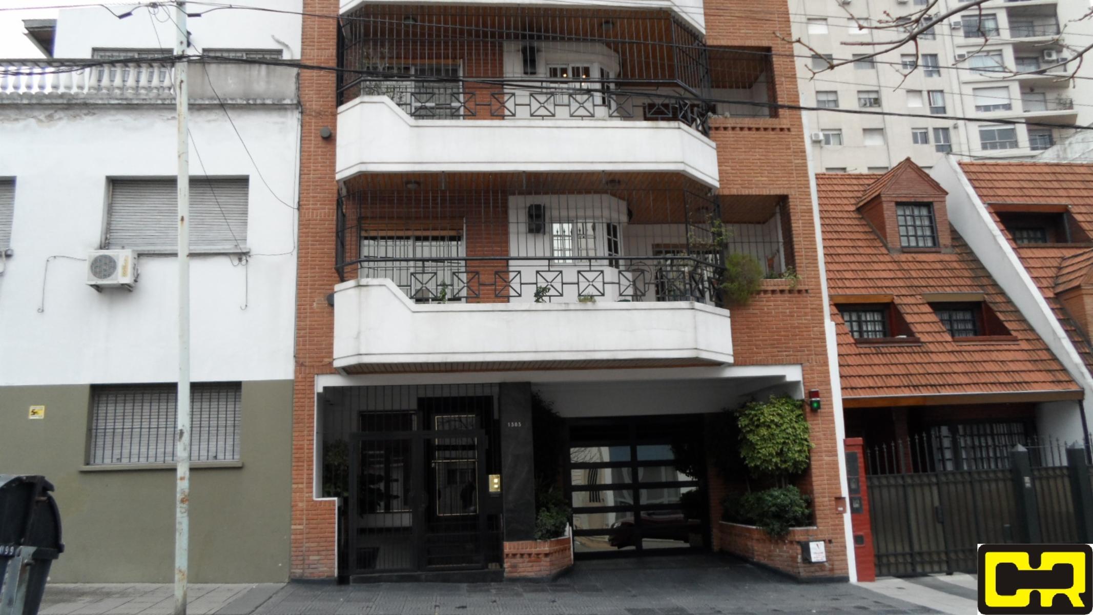 Magnifico piso de 5 ambientes con cochera cubierta y cuatro baños.