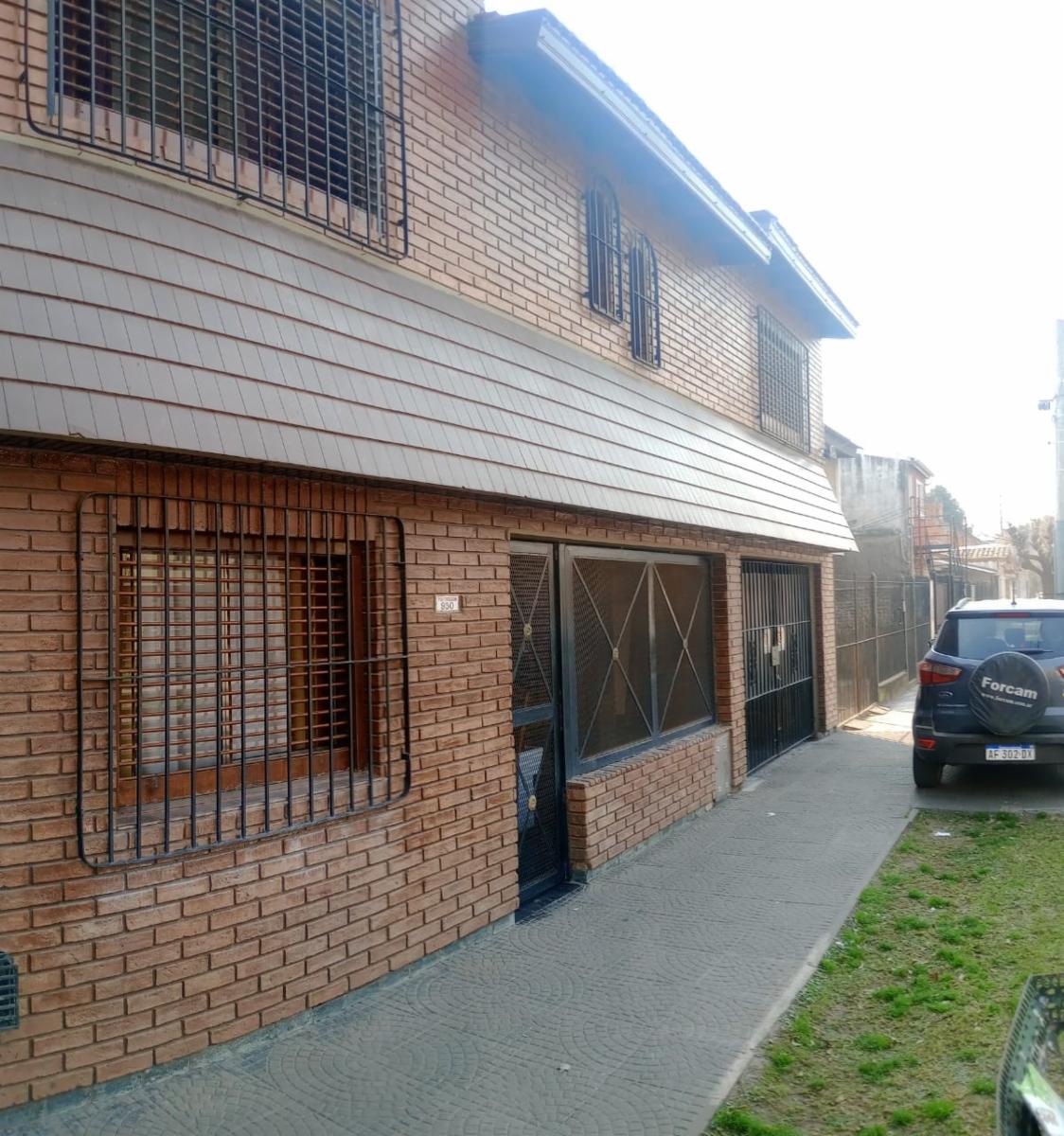 VENTA HERMOSA CASA Impecable estado con CUATRO DORMITORIOS
