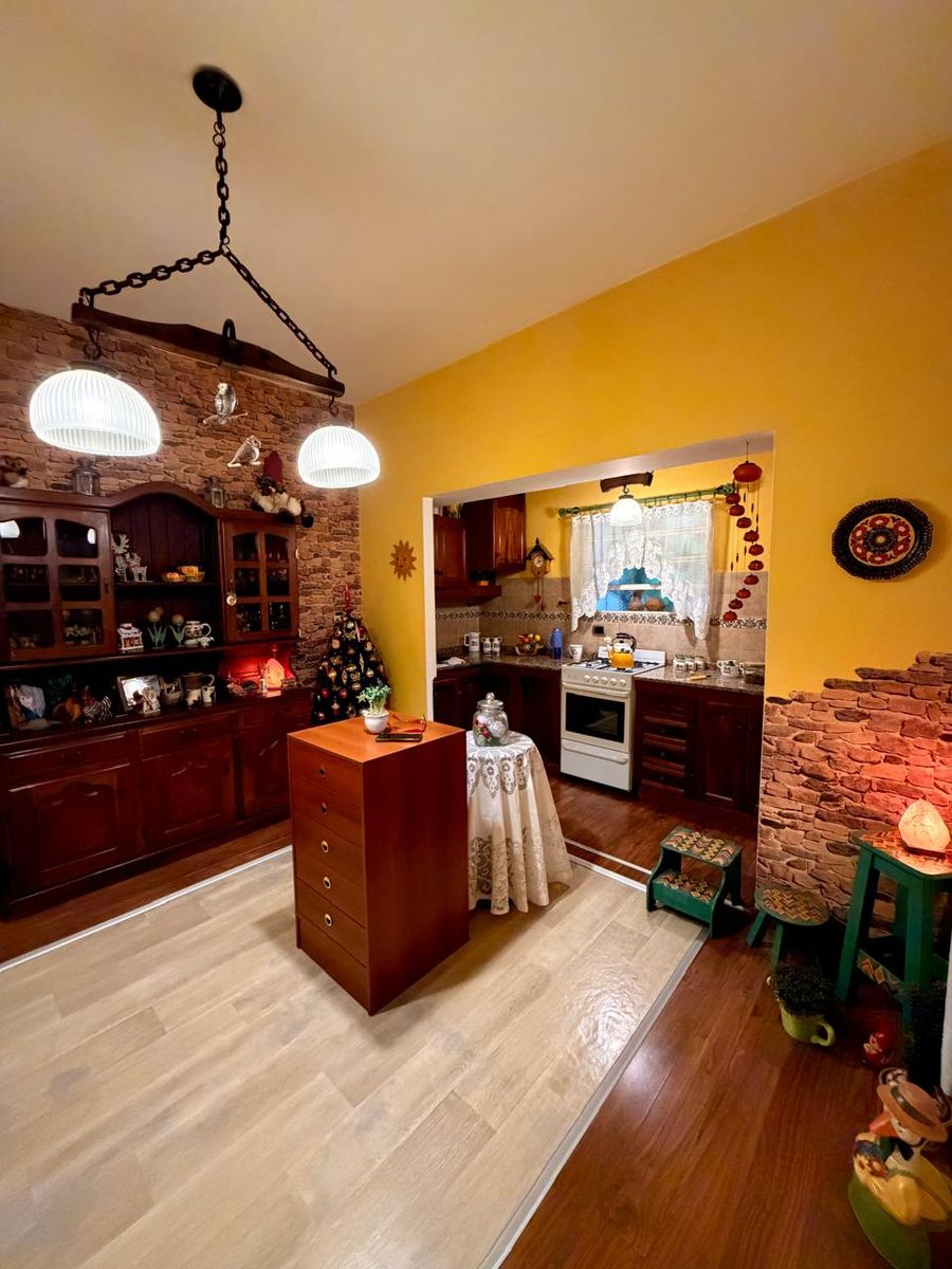 Excelente departamento tipo casa de 2 ambientes, interno, con patio y terraza propia con parrilla. ¡Sin expensas