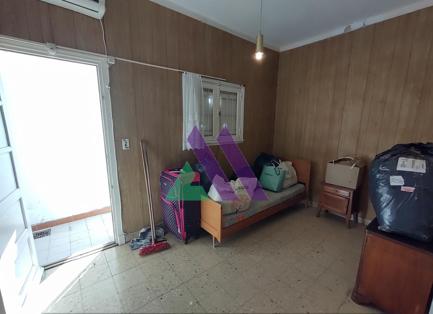 Casa 2 dormitorios con departamento y gran parque