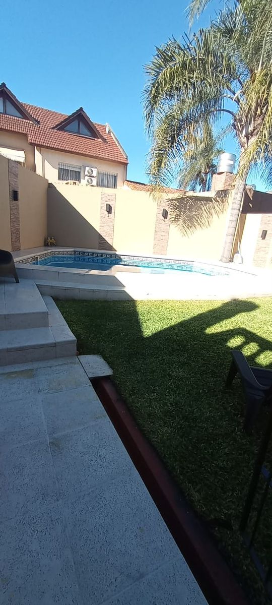 Venta de excelente casa de categoría con 4 dormitorios, piscina, quincho y cochera doble - Apta crédito - Santos Dumont al 2200