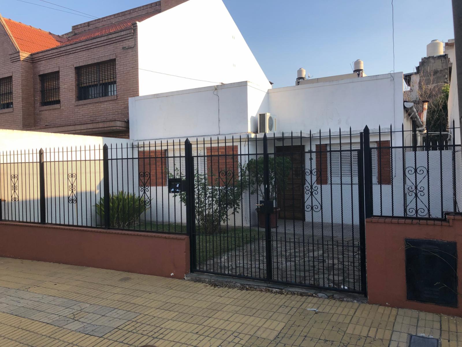 CASA 3 AMB. CON COCHERA Y FONDO