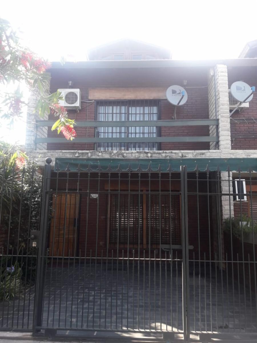 J.L.SUAREZ. DUPLEX 4 AMBIENTES, 3 DORMITORIOS, LIVING, COCINA-COMEDOR, 2 BAÑOS, LAVADERO, ALTILLO,  ENTRADA PARA AUTO, FONDO LIBRE CON QUINCHO Y PARRILA