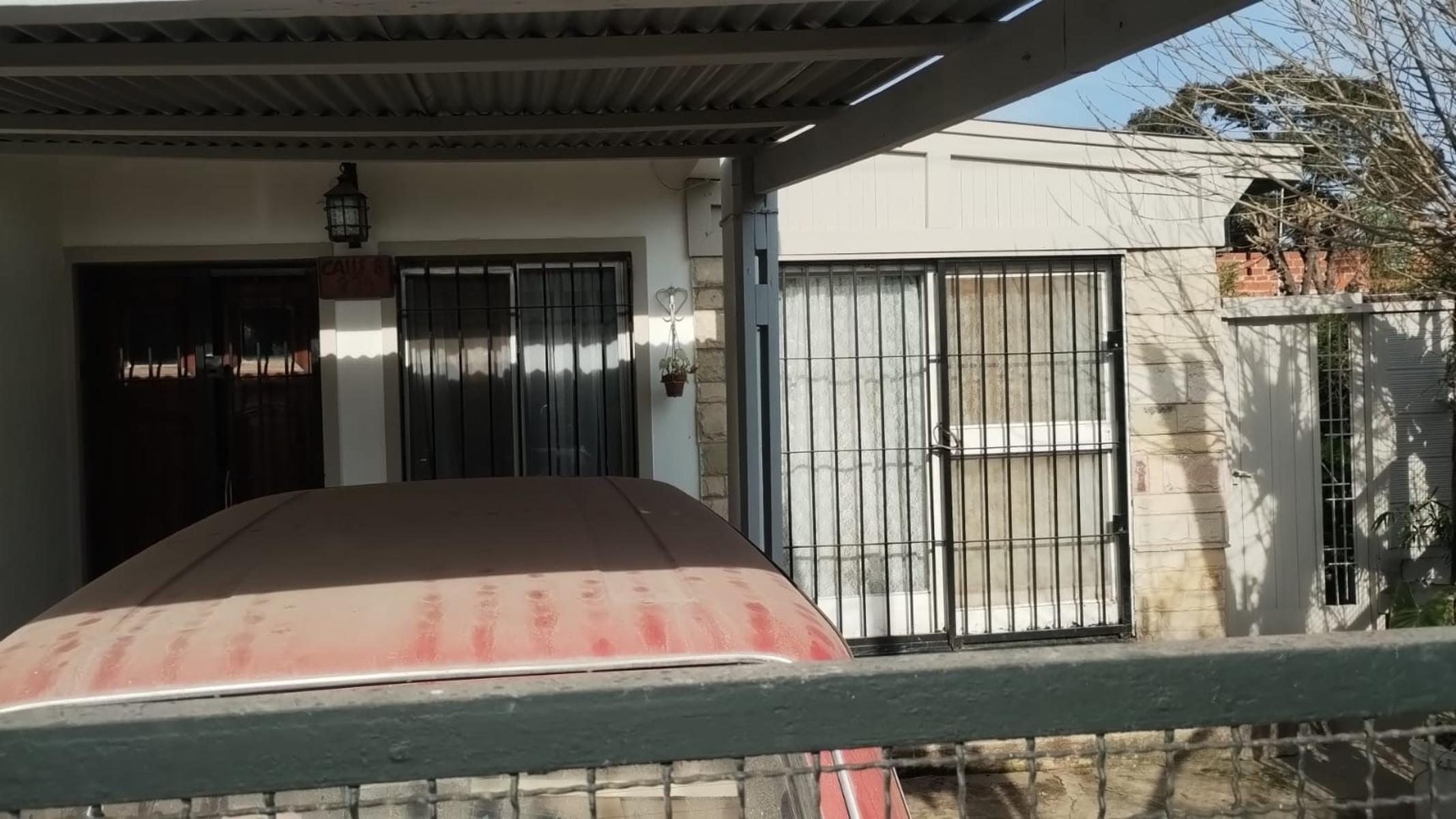 EXCELENTES PROPIEDADES  DE 3 AMBIENTES UNA AL FRENTE Y OTRA AL FONDO. CON ENTRADA DE AUTOS Y PATIO.