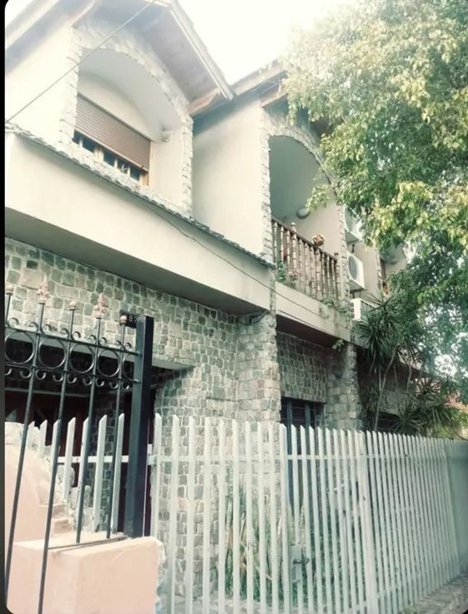 VENTA - CHALET 5 AMBIENTES CON JARDIN Y DOS COCHERAS MORON