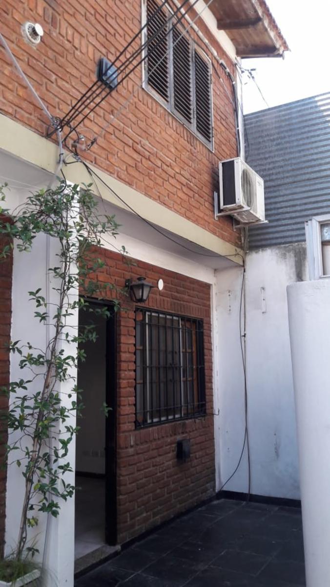 SE VENDE DUPLEX DE 3 AMBIENTES EN RAMOS MEJIA, CALLE CONSTITUCION AL 1100. SUSANA QUINELLI NEGOCIOS INMOBILIARIOS 156 583 7048