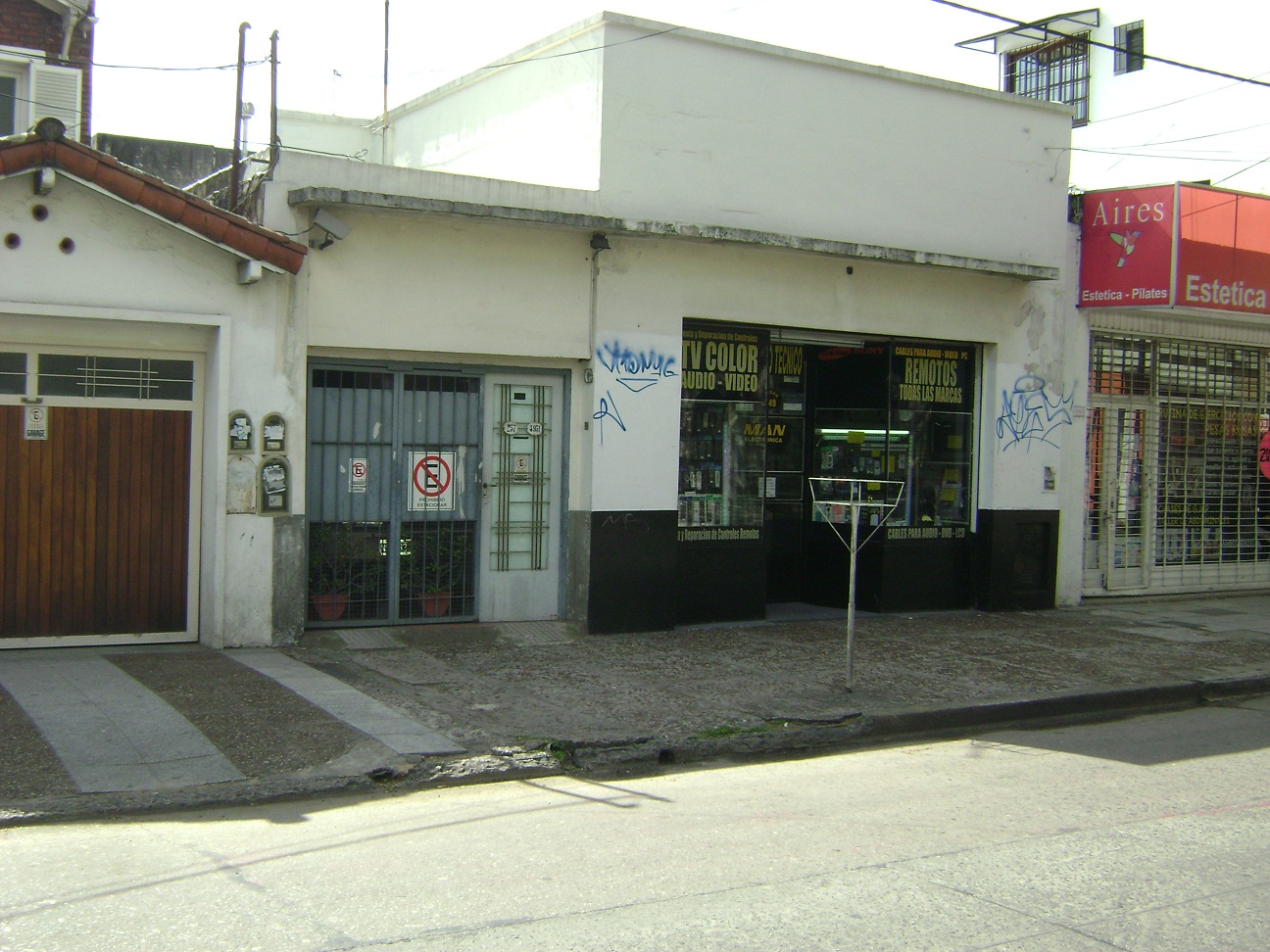 Excelente ubicacion  Artigas entre Alt. Brown y Balcarce
Ideal para construccion. Lote de 8x58
 Casa 4 ambientes, Local y gge 