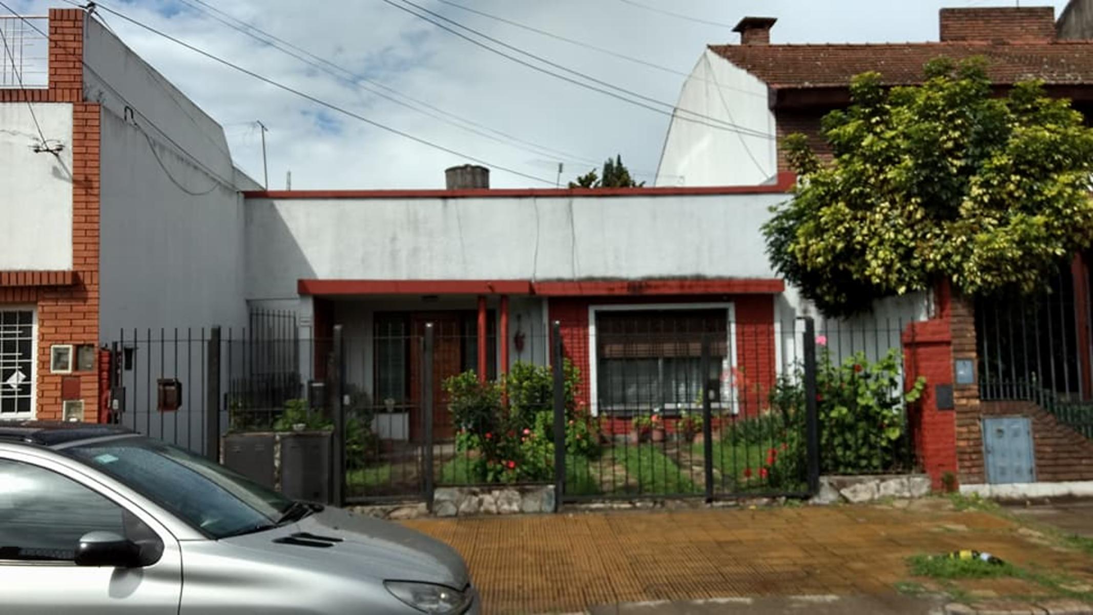 P. H. TODO EN PLANTA BAJA AL FRENTE EN VILLA SARMIENTO. VENTA