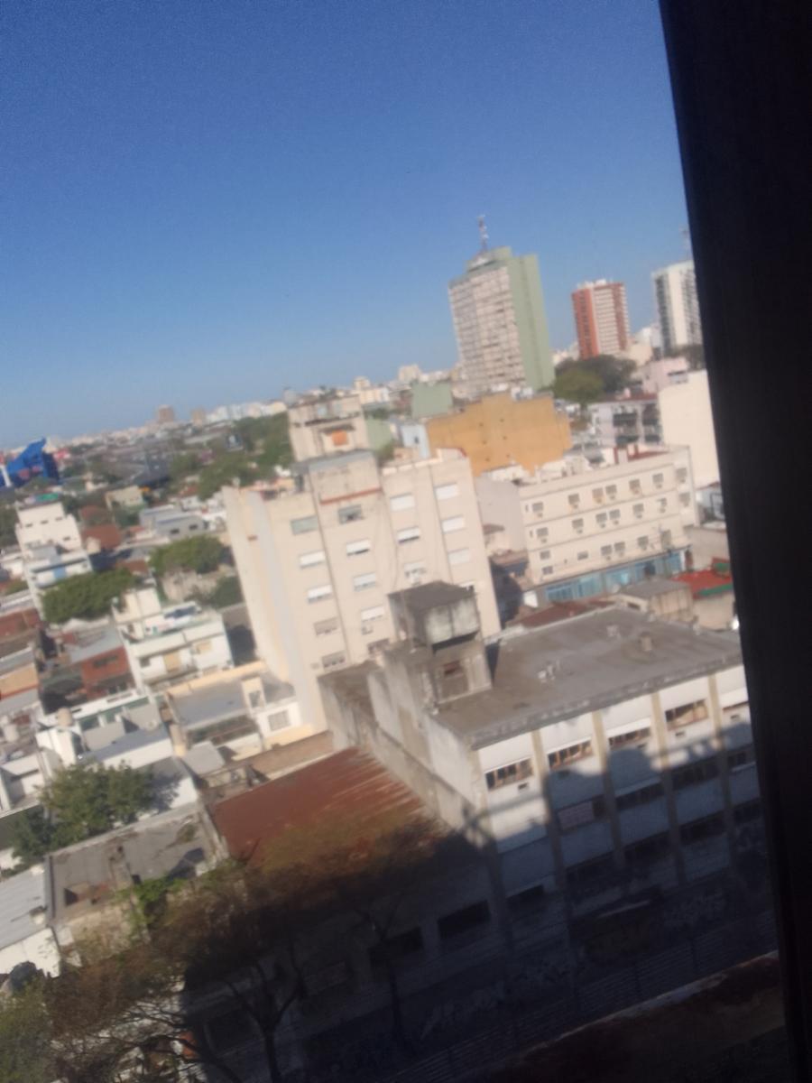 Departamento de 2 amb. con vista a Gral Paz, en el piso 10. Muy luminoso, con expensas que incluyen el jardin y la piscina.