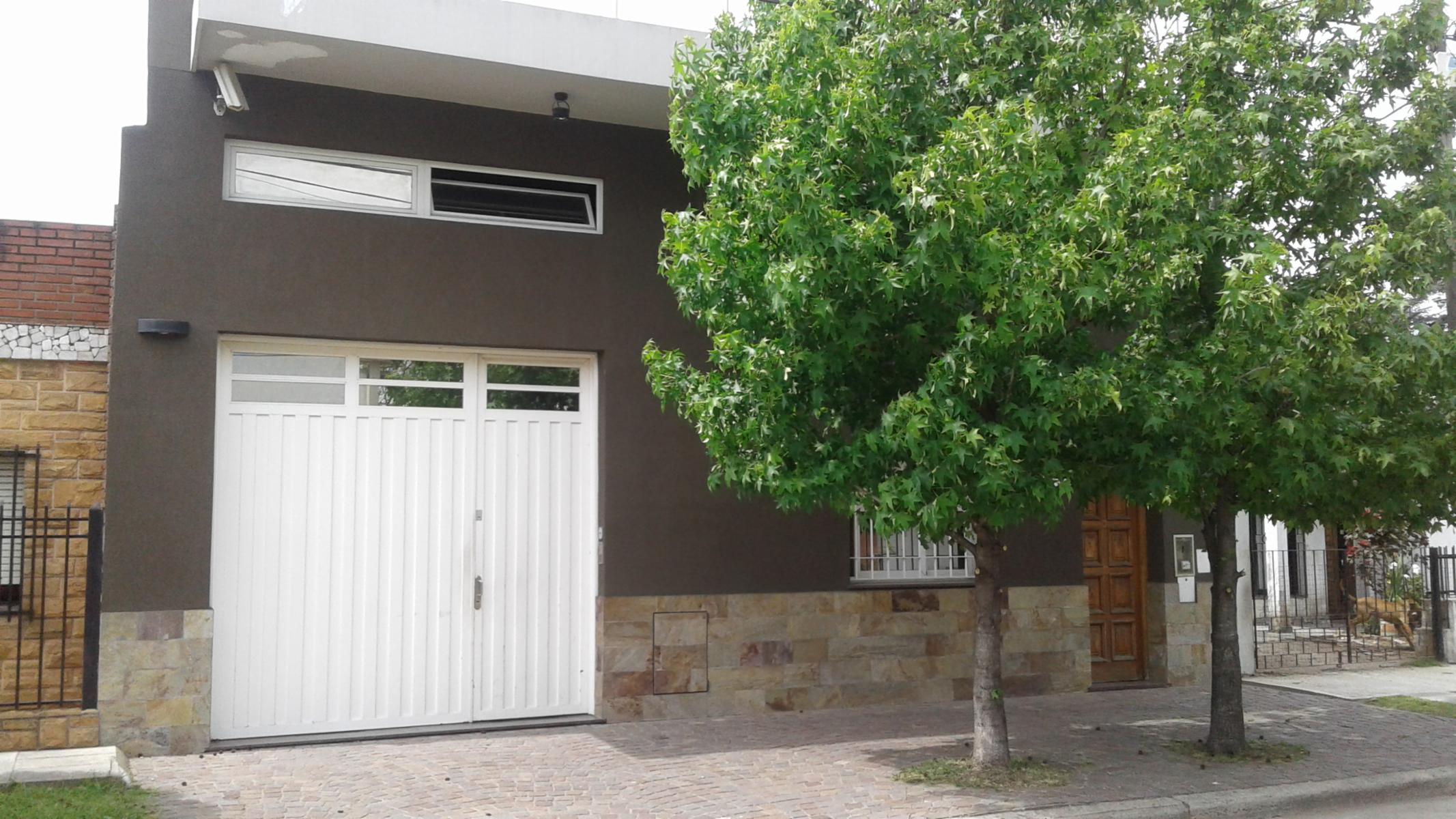 VENTA DE ESPECTACULAR GALPÓN CON PISCINA Y OFICINAS VILLA LUZURIAGA