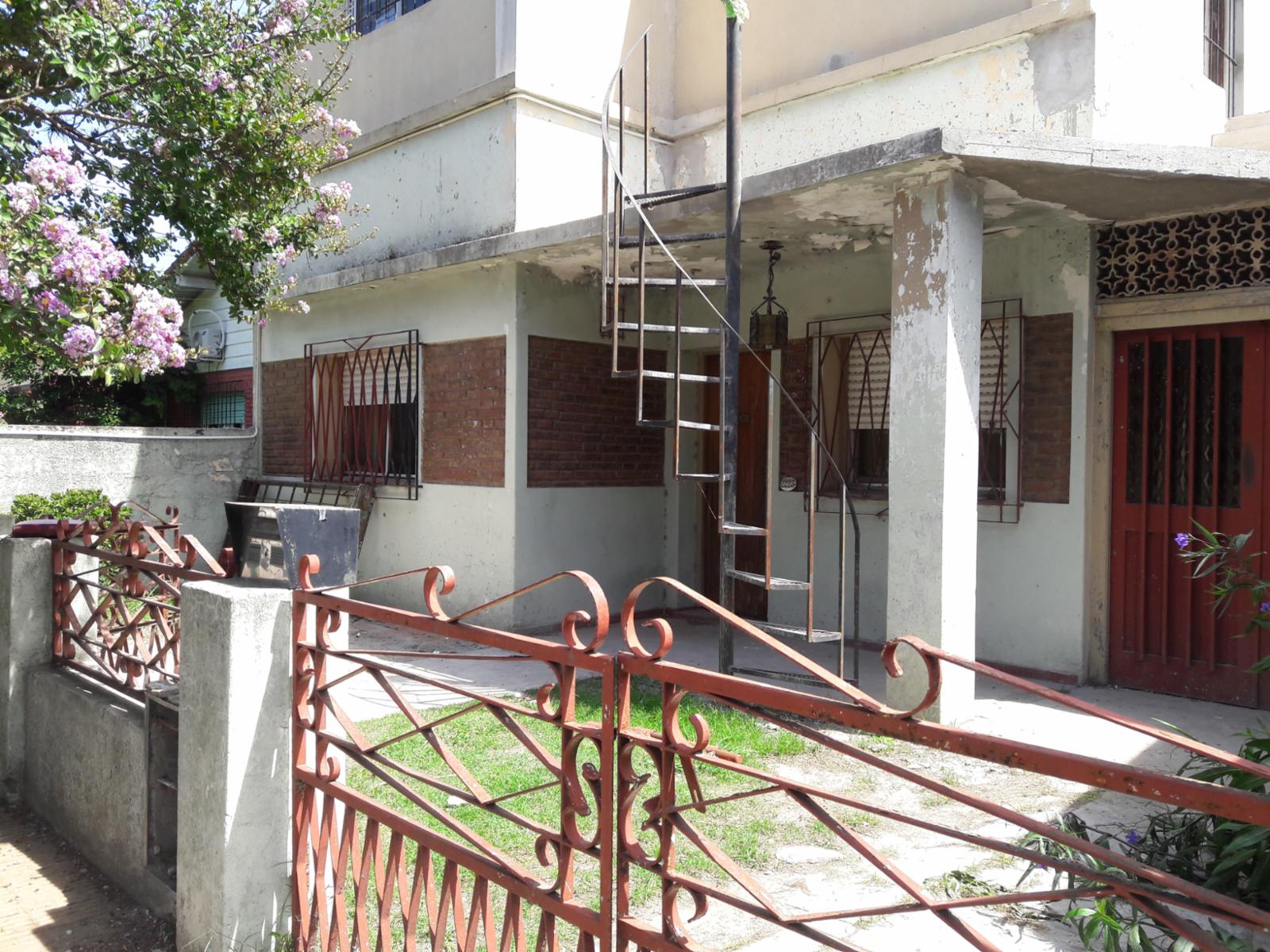 SE VENDE CASA  DE 3 AMBIENTES CON GARAGE CUBIERTO, PORCH, TERRENO AMPLIO Y DEPARTAMENTO 2 AMB, ARRIBA NUEVO.ITUZAINGO.