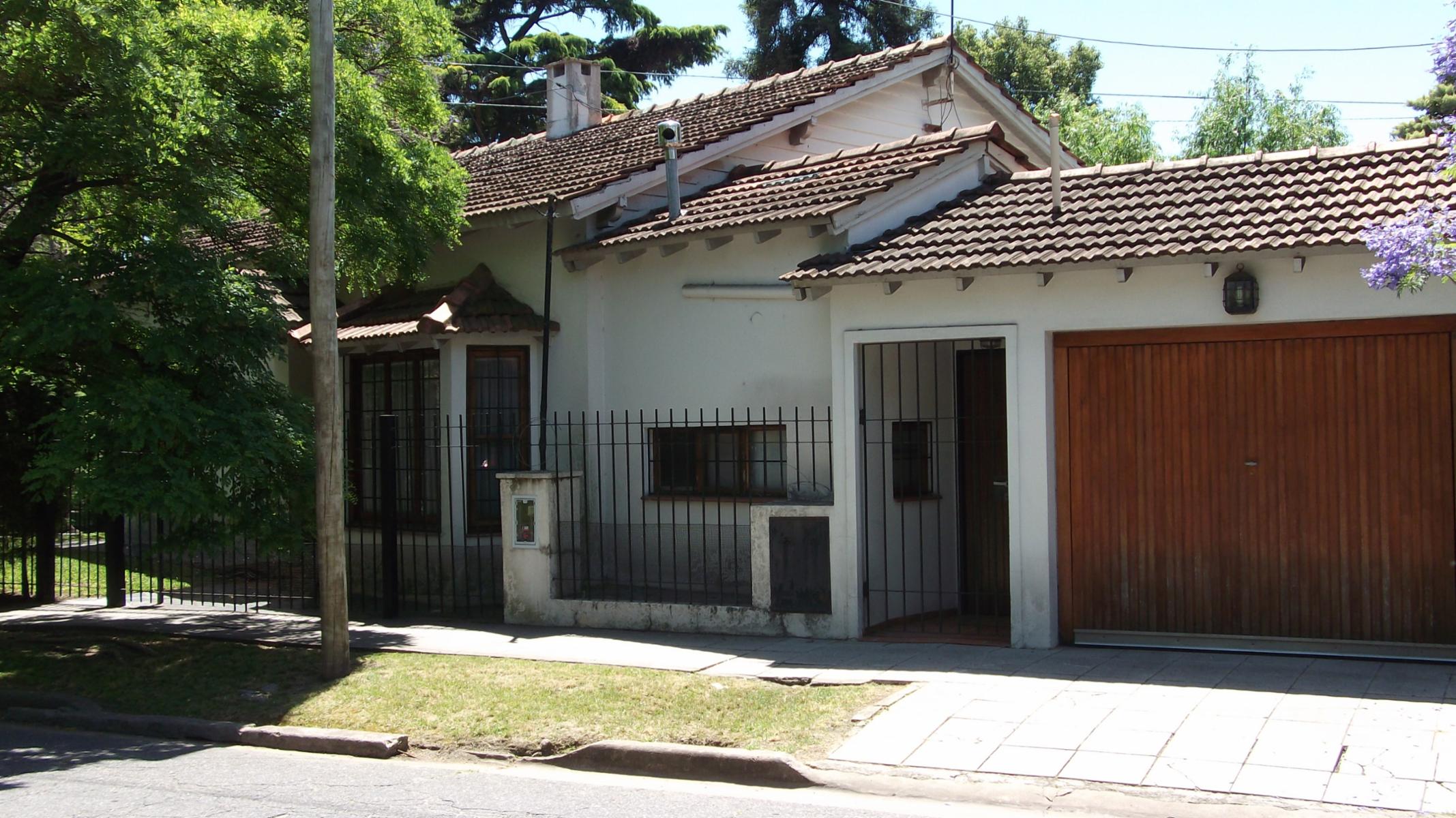 CLASICO CHALET EN PARQUE QUIRNO, MUY BUENA UBICACION Y EXCELENTE CONSTRUCCION-